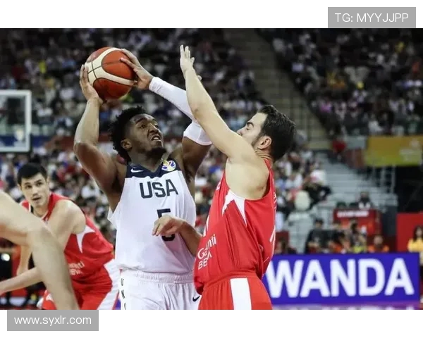 邹阳抢断吴前传球后一条龙快攻暴扣点燃赛场成为比赛转折瞬间焦点